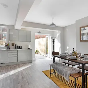 https://spacious-3-bed-house-netflix-garden-parking.bournemouth-hotels.org