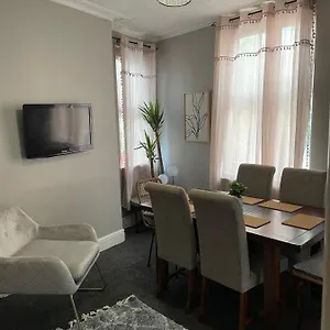 https://budget-friendly-house-sleeps-18-close-to-city-centre.yorkshirehotels.net